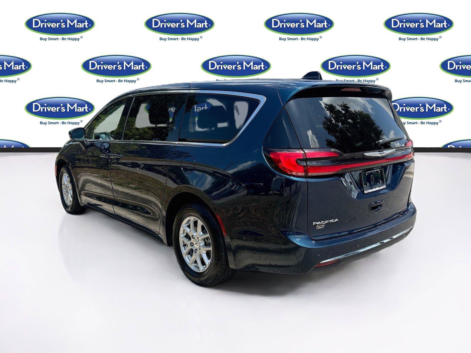 Used 2023 Chrysler Pacifica Touring-L FWD image 5