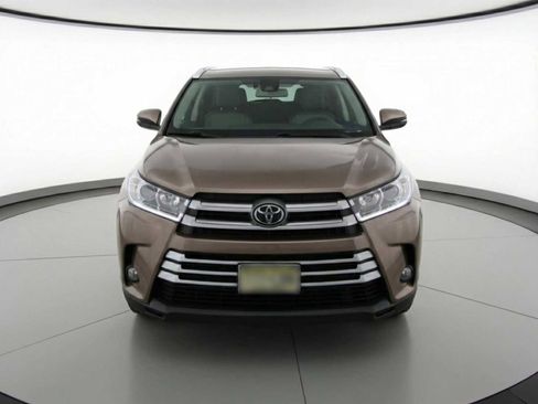 Used 2017 Toyota Highlander Limited image 2