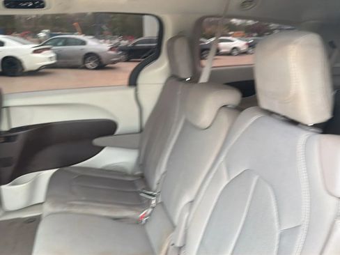 Used 2017 Chrysler Pacifica Touring image 36