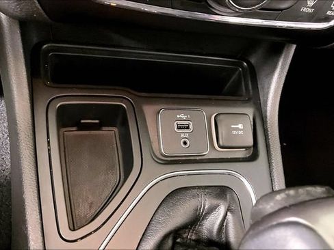 Used 2019 Jeep Cherokee Latitude Plus FWD image 15