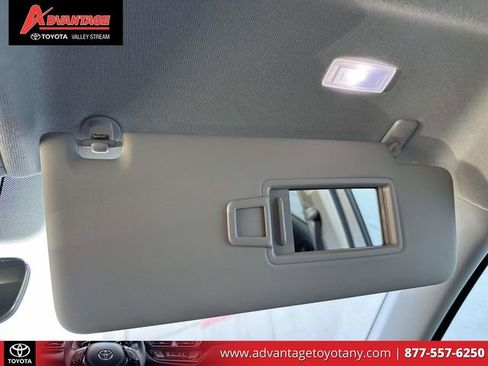 Used 2024 Volkswagen Tiguan SE image 35