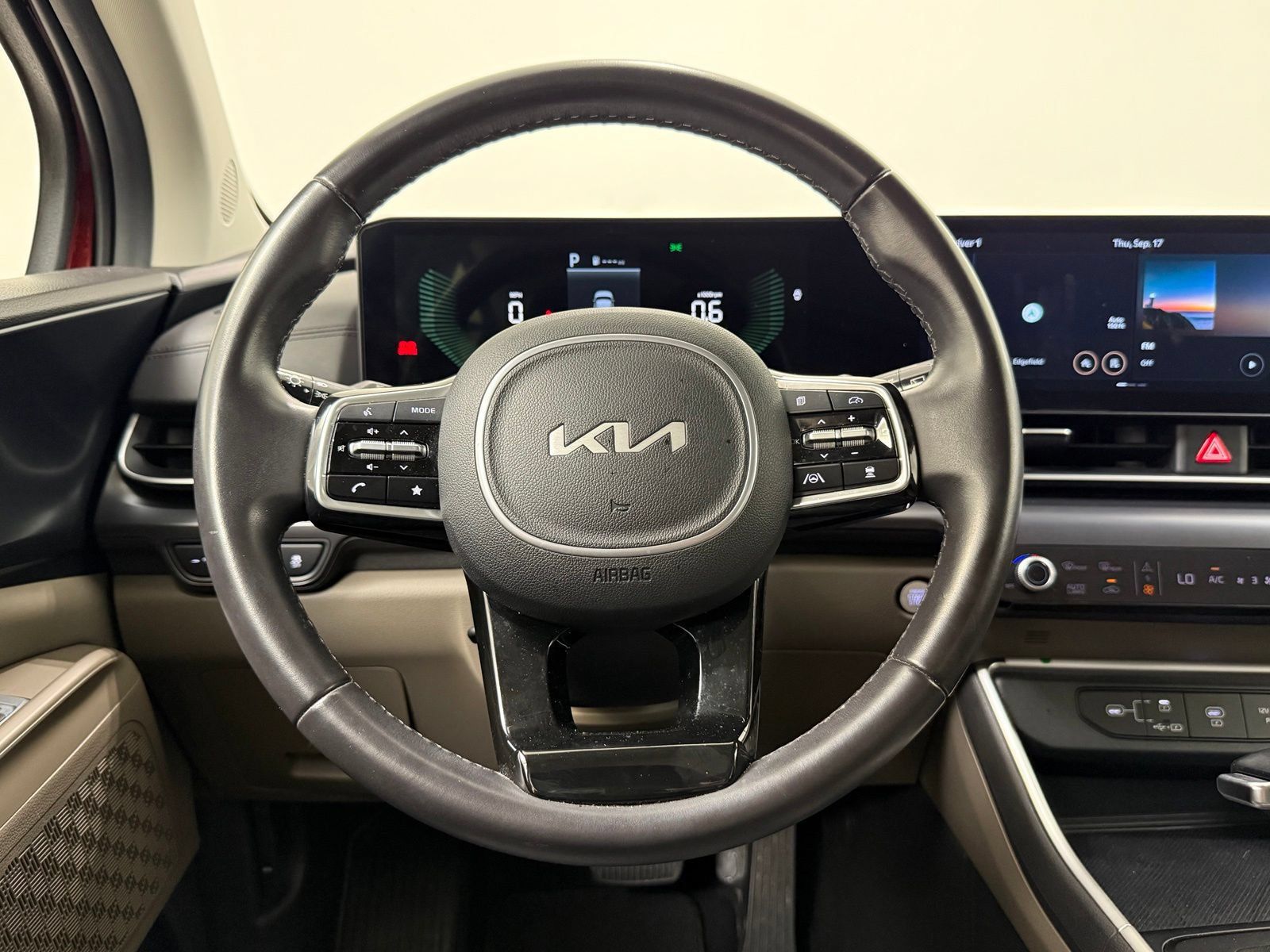 Used 2025 Kia Carnival FWD image 22