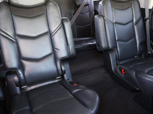 Used 2017 Cadillac Escalade Luxury image 24