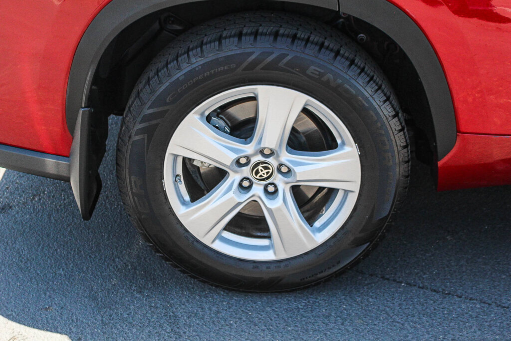 Used 2025 Toyota Highlander LE FWD image 29