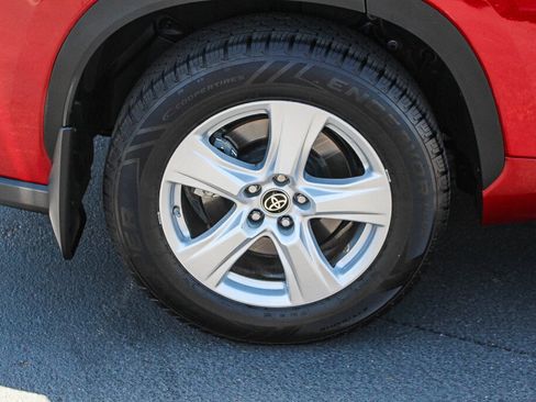 Certified 2025 Toyota Highlander LE FWD image 29
