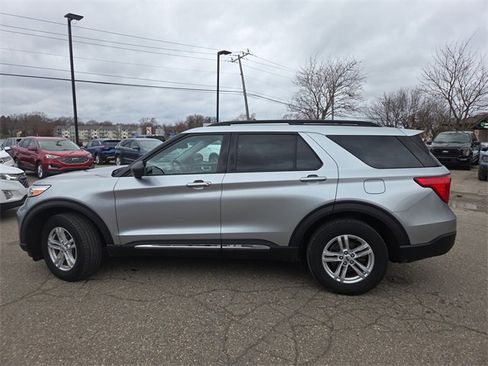 Certified 2022 Ford Explorer XLT w/ Equipment Group 202A image 8