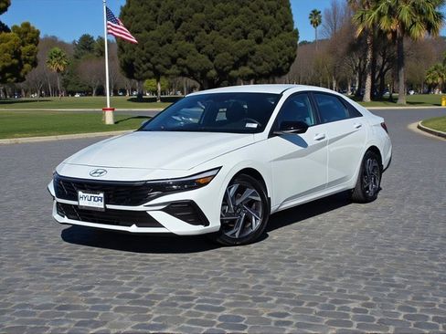 Certified 2025 Hyundai Elantra Sport image 2