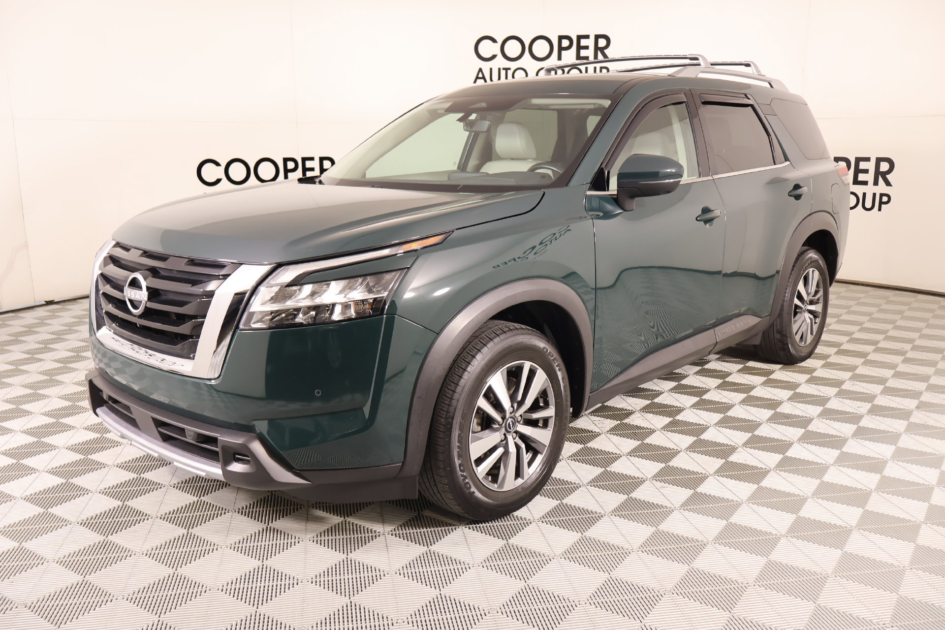 Used 2023 Nissan Pathfinder SL AWD/4WD image 10
