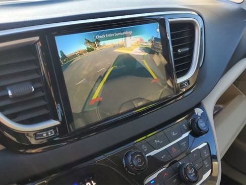 Certified 2024 Chrysler Pacifica Touring-L image 16