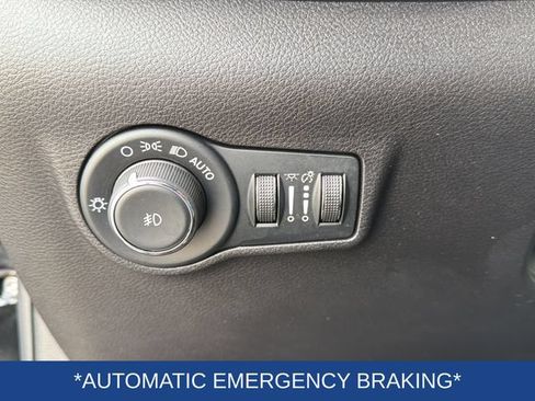 Used 2025 Jeep Compass Latitude w/ Sun & Sound Group AWD/4WD image 13