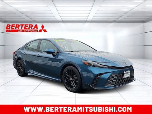 Used 2025 Toyota Camry SE image 1