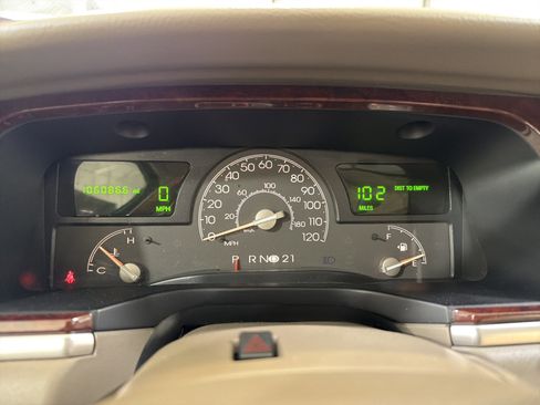 Used 2005 Lincoln Town Car Signature Limited image 17