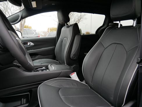 New 2026 Chrysler Pacifica Limited w/ Trailer Tow Group image 9