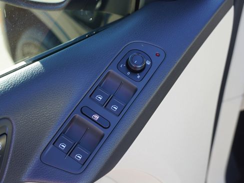 Used 2017 Volkswagen Tiguan S image 19