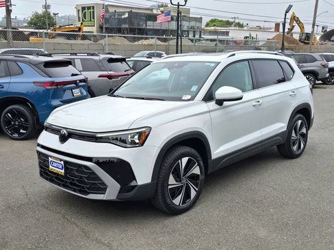 Used 2025 Volkswagen Taos SE AWD/4WD image 7