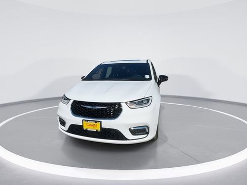 New 2026 Chrysler Pacifica Limited image 3