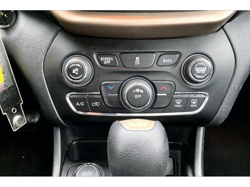 Used 2016 Jeep Cherokee Latitude w/ Cold Weather Group AWD/4WD image 20