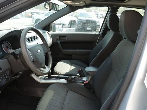 Used 2010 Ford Focus SE image 3