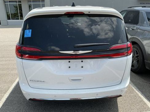 Used 2025 Chrysler Pacifica Select FWD image 8