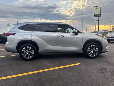 Used 2022 Toyota Highlander XLE FWD image 9