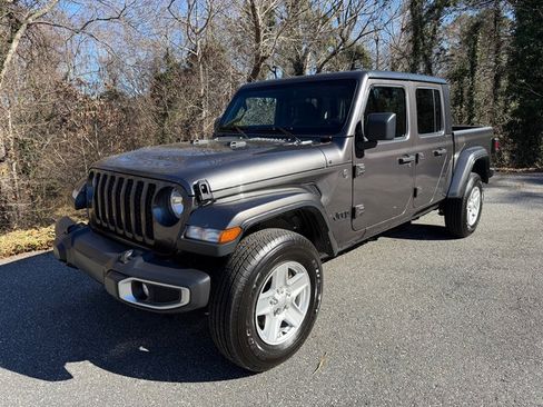Used 2022 Jeep Gladiator Sport image 2