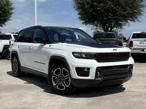 Used 2022 Jeep Grand Cherokee Trailhawk AWD/4WD image 2