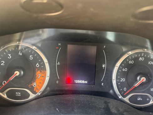 Used 2018 Jeep Renegade Latitude FWD image 12