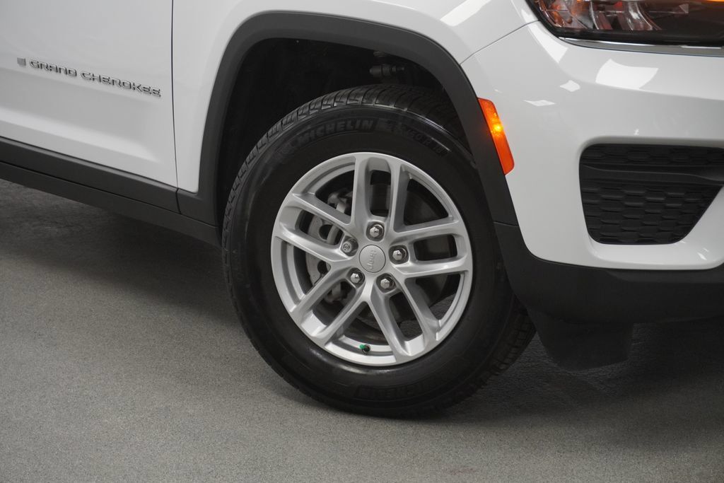 Certified 2025 Jeep Grand Cherokee Laredo X AWD/4WD image 9