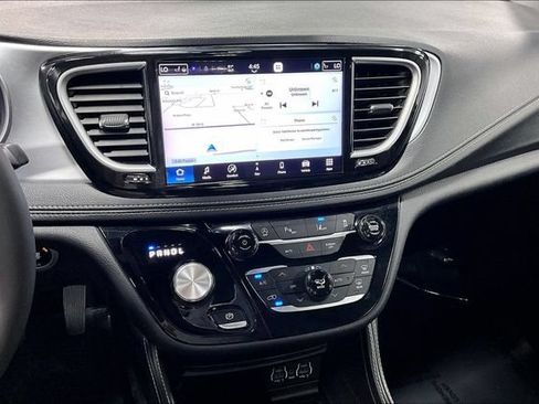 Used 2025 Chrysler Pacifica Limited FWD image 5