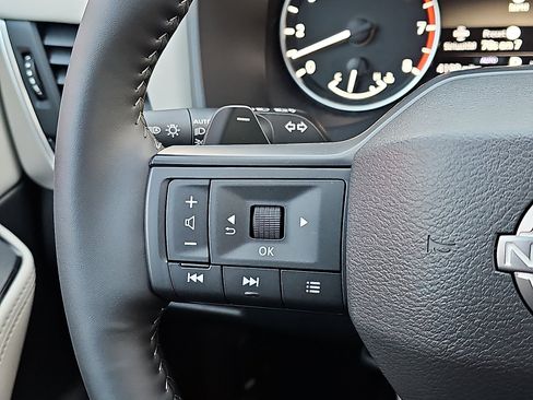 Certified 2025 Nissan Rogue SV image 21