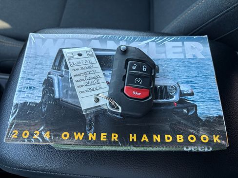 Used 2024 Jeep Wrangler Unlimited image 32