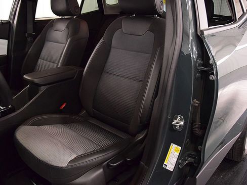 Used 2025 Chevrolet Trax LT w/ Driver Confidence Package FWD image 29