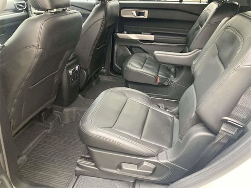 Used 2022 Ford Explorer XLT w/ Equipment Group 202A image 9