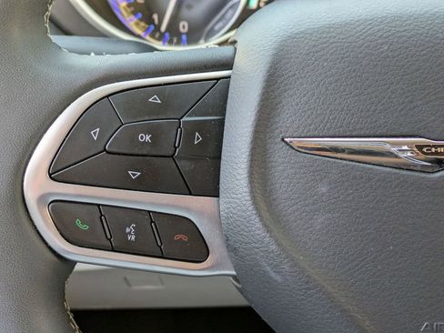 Used 2024 Chrysler Pacifica Touring-L image 20