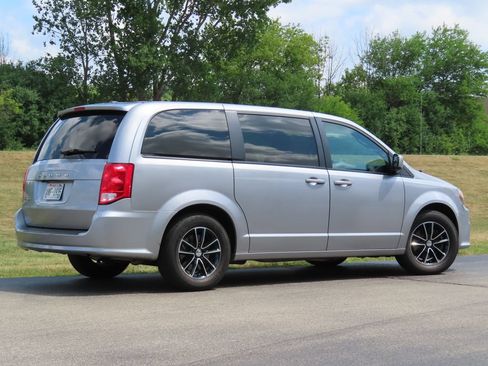 Used 2018 Dodge Grand Caravan SE FWD image 3