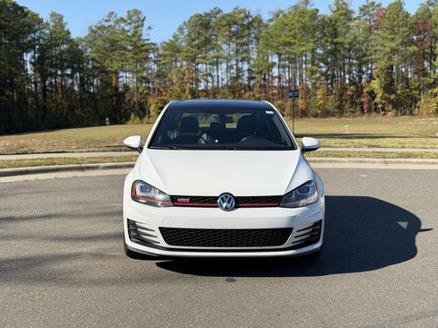 Used 2017 Volkswagen GTI SE image 2