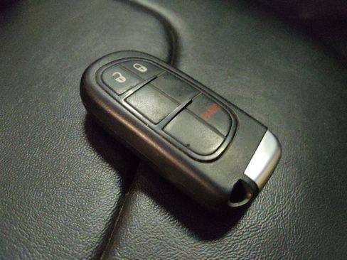 Used 2020 Jeep Cherokee Latitude Plus w/ Comfort/Convenience Group image 32