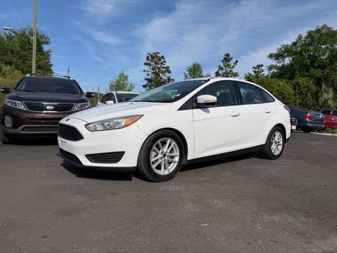 Used 2017 Ford Focus SE FWD image 4