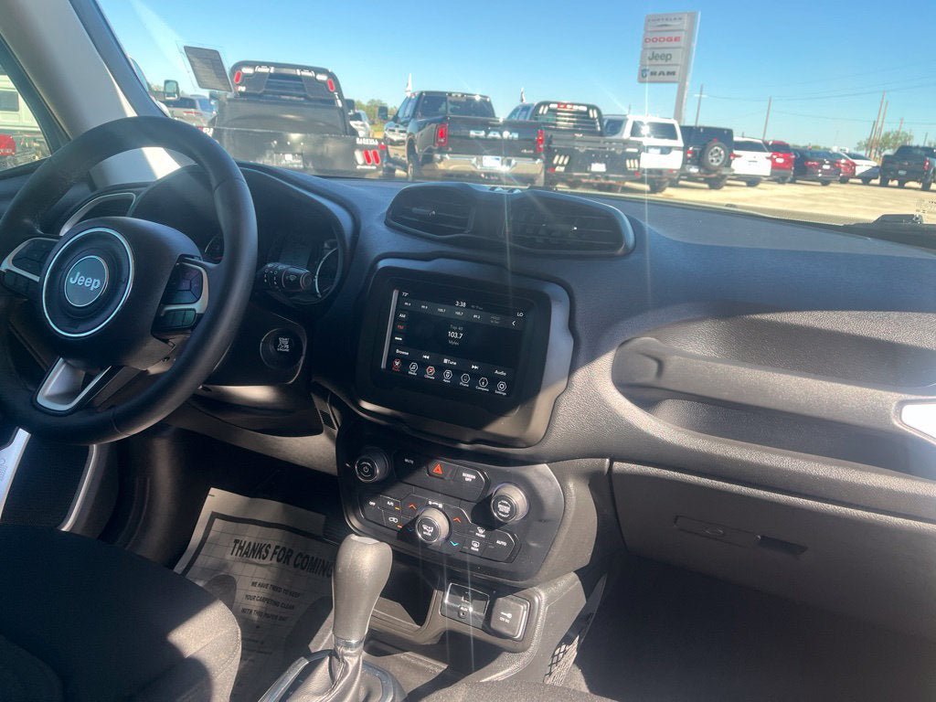 Used 2020 Jeep Renegade Latitude FWD image 11