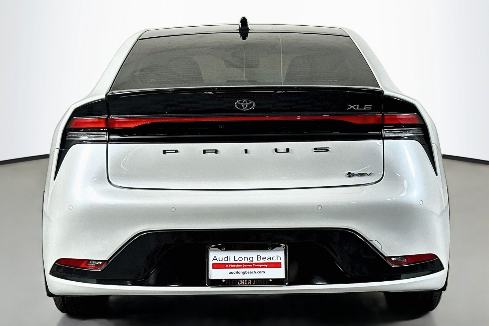 Used 2024 Toyota Prius XLE FWD image 3