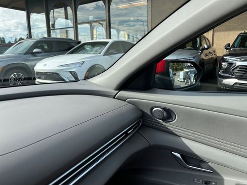 Used 2025 Hyundai Elantra SEL image 38