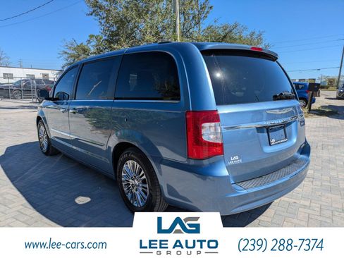 Used 2011 Chrysler Town & Country Limited image 5
