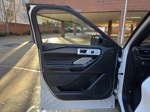 Used 2020 Ford Explorer Platinum w/ Premium Technology Package image 11