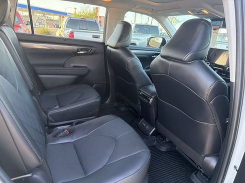 Certified 2024 Toyota Highlander Platinum AWD/4WD image 30