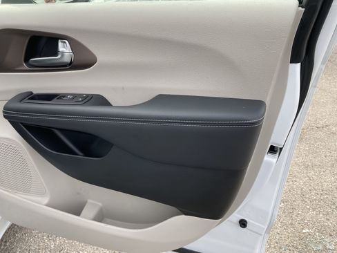 Used 2023 Chrysler Voyager LX FWD image 24