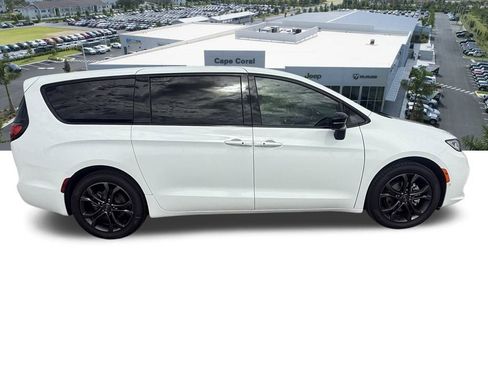 New 2026 Chrysler Pacifica Select image 3