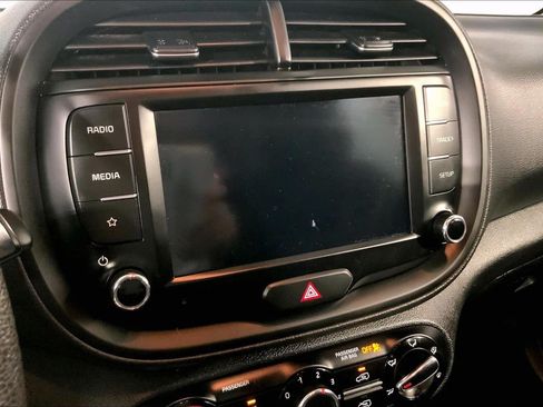 Certified 2022 Kia Soul LX w/ Technology Package FWD image 6