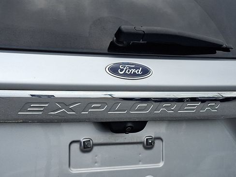 Used 2020 Ford Explorer XLT w/ Equipment Group 202A AWD/4WD image 30
