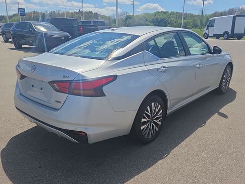 Used 2024 Nissan Altima 2.5 SV AWD/4WD image 8
