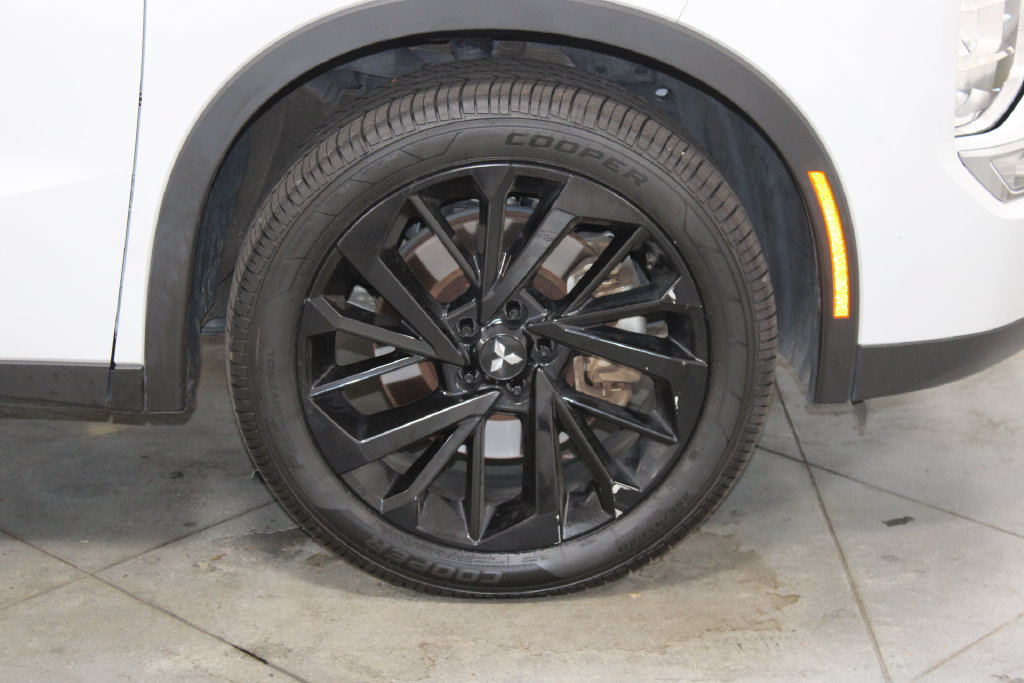 Used 2023 Mitsubishi Outlander SE Black Edition AWD/4WD image 12